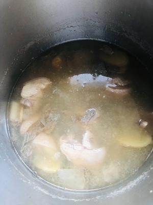 猪蹄炖土豆（精华汤汁龙须面）的做法 步骤2