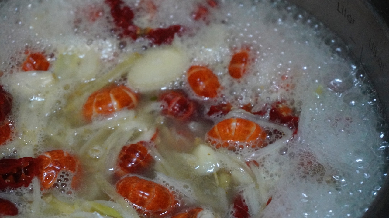 简单三步做成一碗🦞咸蛋黄小龙虾拌面的做法 步骤1