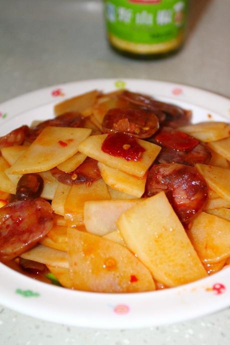 超级下饭的腊肠炒豆瓣土豆片的做法