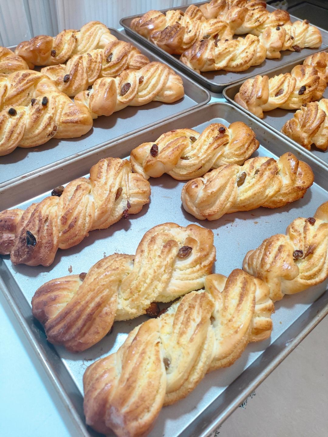 这面包也太香了，新手也能轻松做出来的椰蓉提子卷！