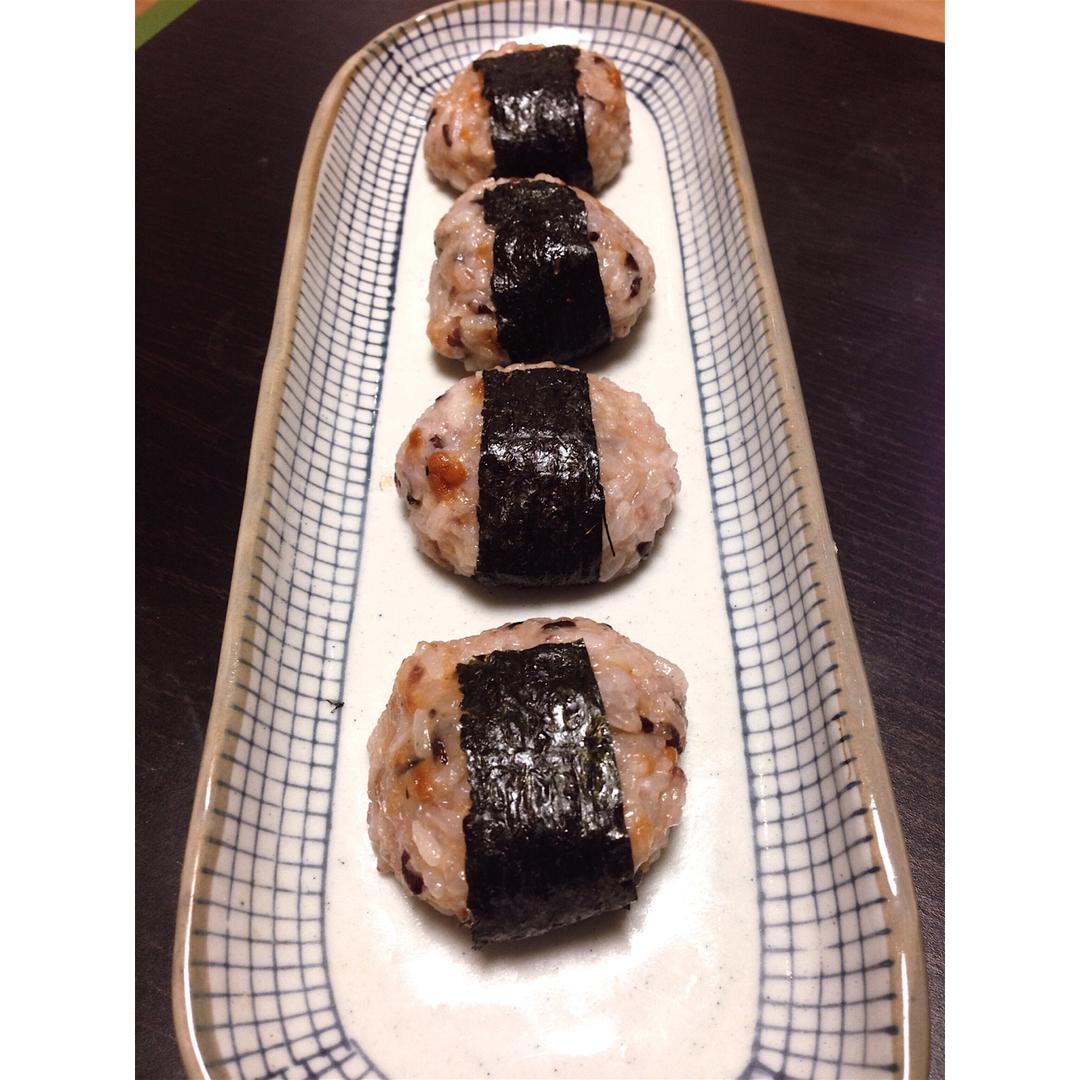 海苔肉松饭团