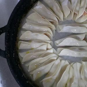 锅贴饺子的做法 步骤5
