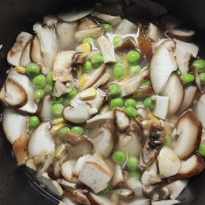 香菇豌豆焖饭的做法 步骤2