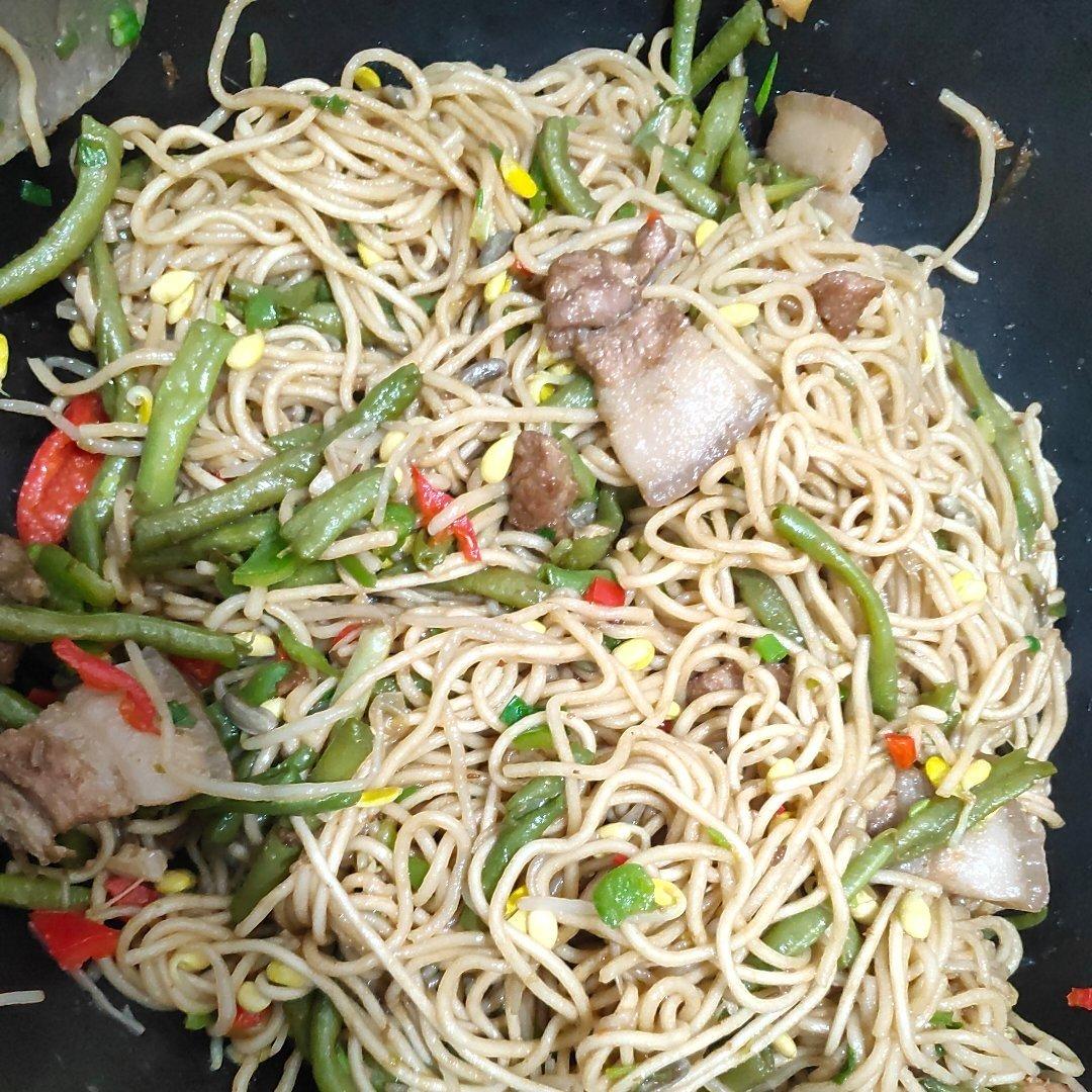 五花肉豆角土豆焖面