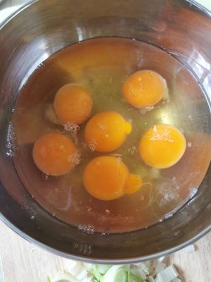 葱花炒鸡蛋  超嫩 (˘͈ᵕ ˘͈❀的做法 步骤1
