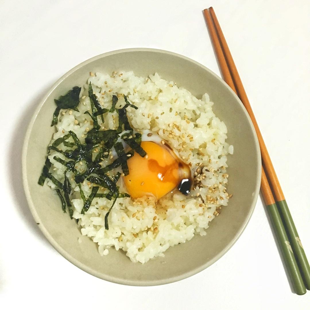 生鸡蛋盖饭