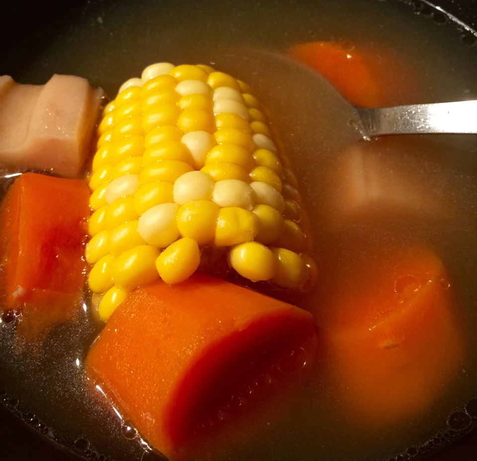 胡萝卜玉米排骨汤