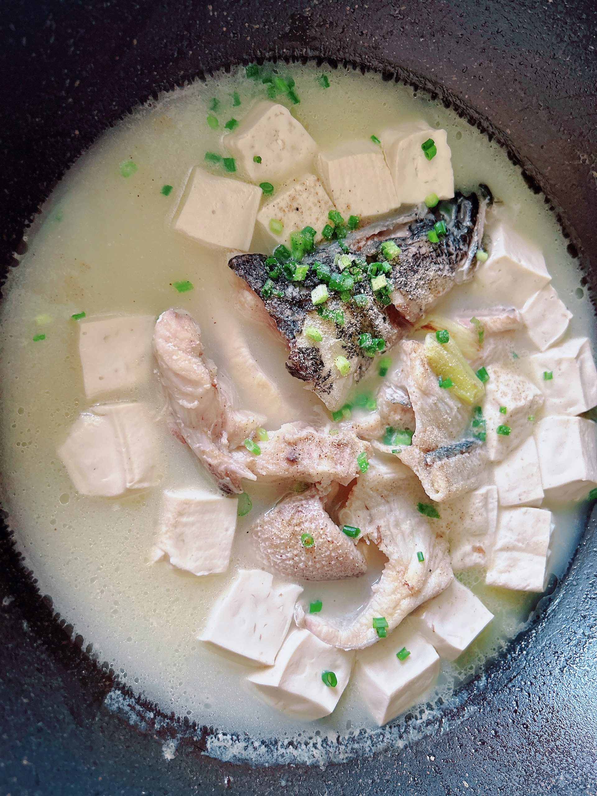 鱼头鱼骨豆腐汤的做法