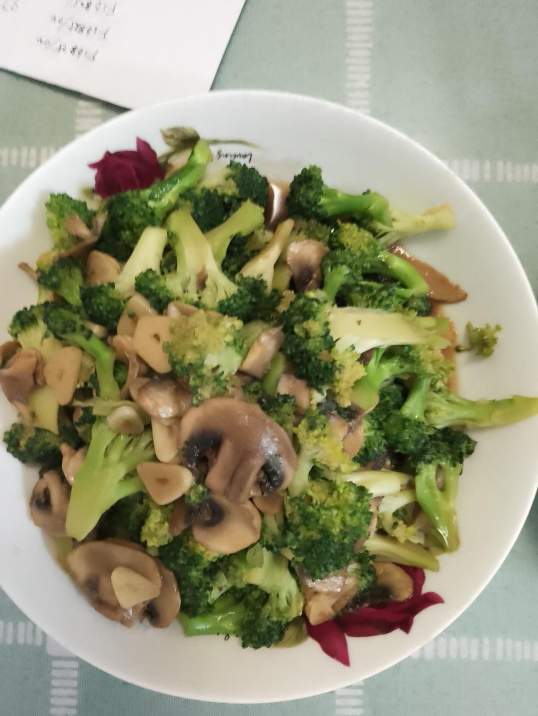 减脂餐～鲜美爽口的西蓝花炒口蘑