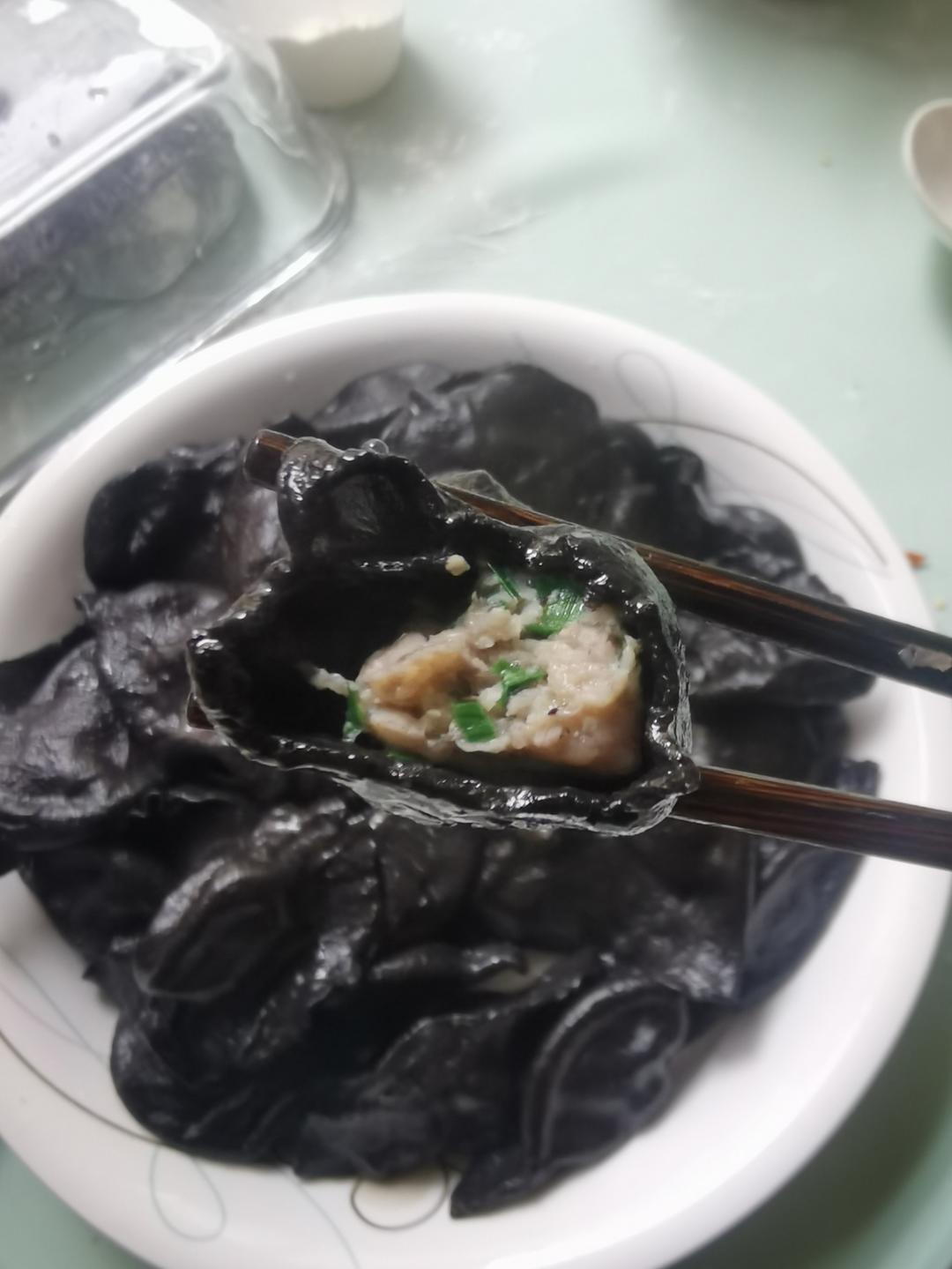 青岛特色：墨鱼饺子