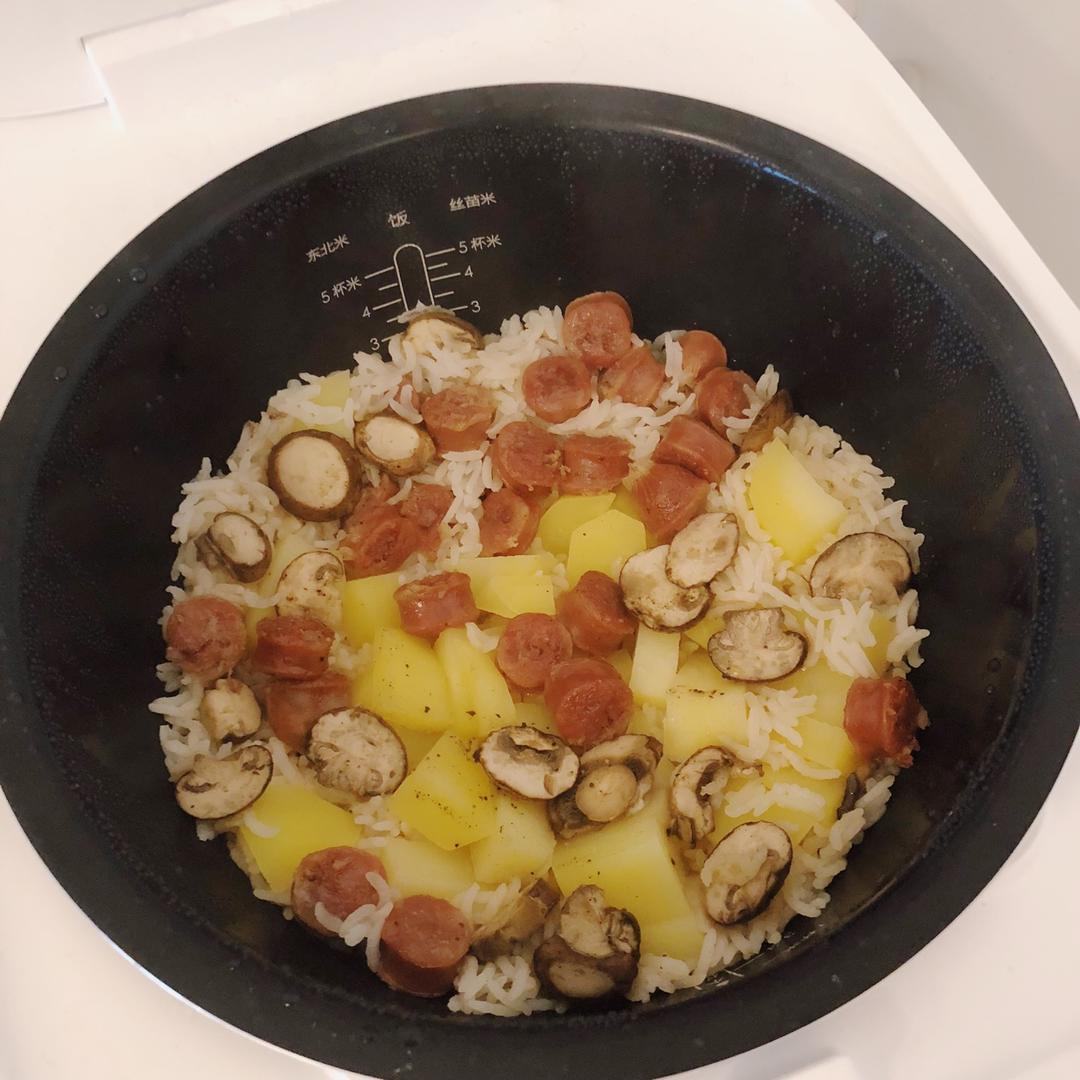 超快手的电饭锅腊肠焖饭