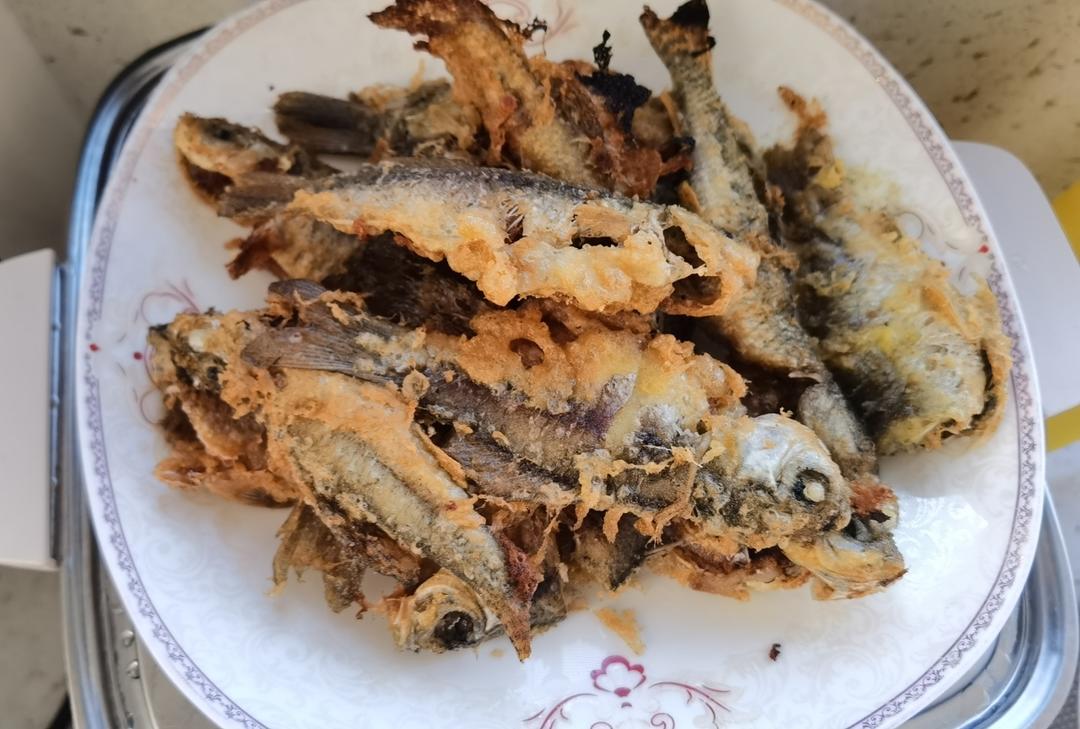 酥炸野生小鲫鱼