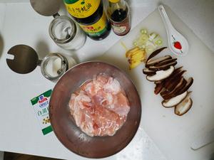 无油烟版粤式香菇滑鸡煲仔饭（电饭锅版）的做法 步骤3