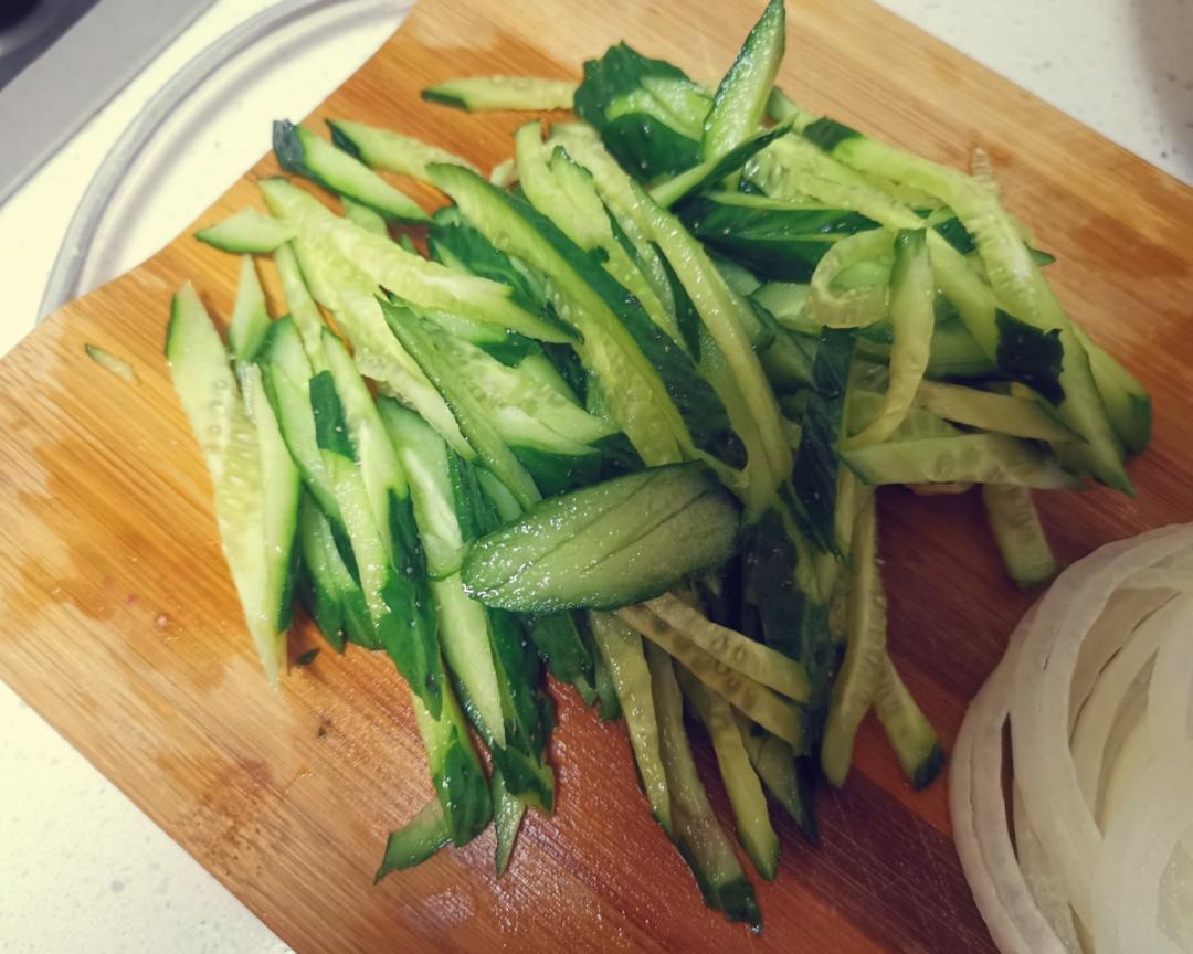 经期增食欲篇-圆葱金针菇拌黄瓜的做法 步骤2