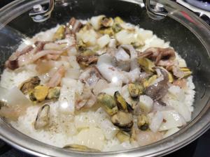 现煮饭的芝士焗海鲜饭的做法 步骤2