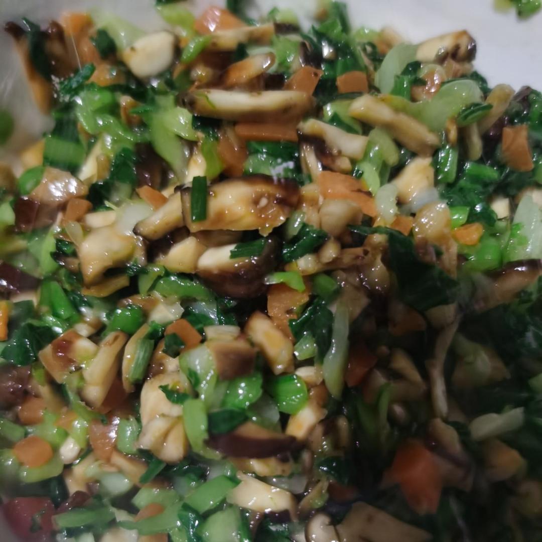 青菜香菇胡萝卜肉丁包子馅，青菜嘎嘣脆，秋冬来上一笼热腾腾的包子