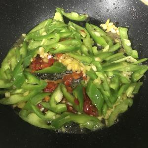 下饭菜系列自创绿辣椒炒鸭胗鸭肝鸭心的做法 步骤2