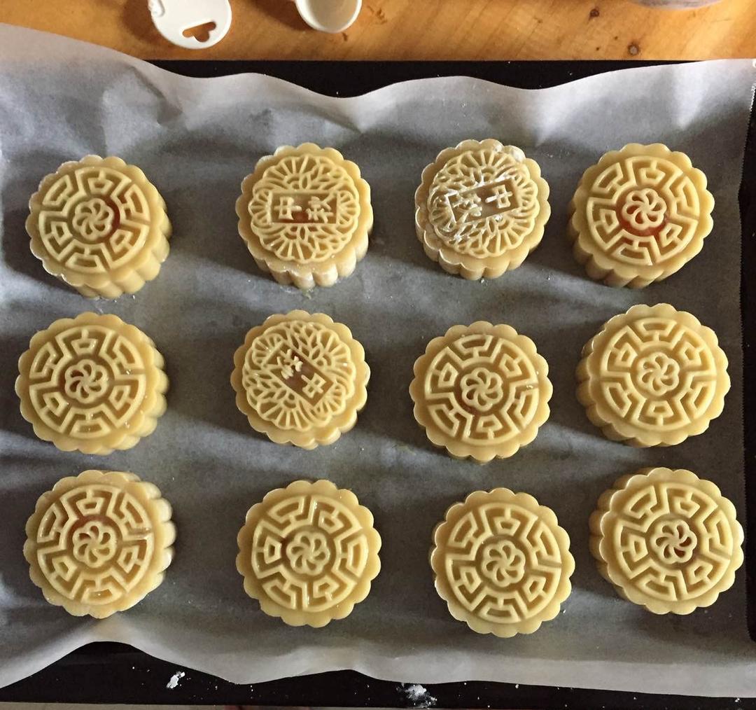 广式莲蓉（豆沙）蛋黄月饼（超详细步骤）