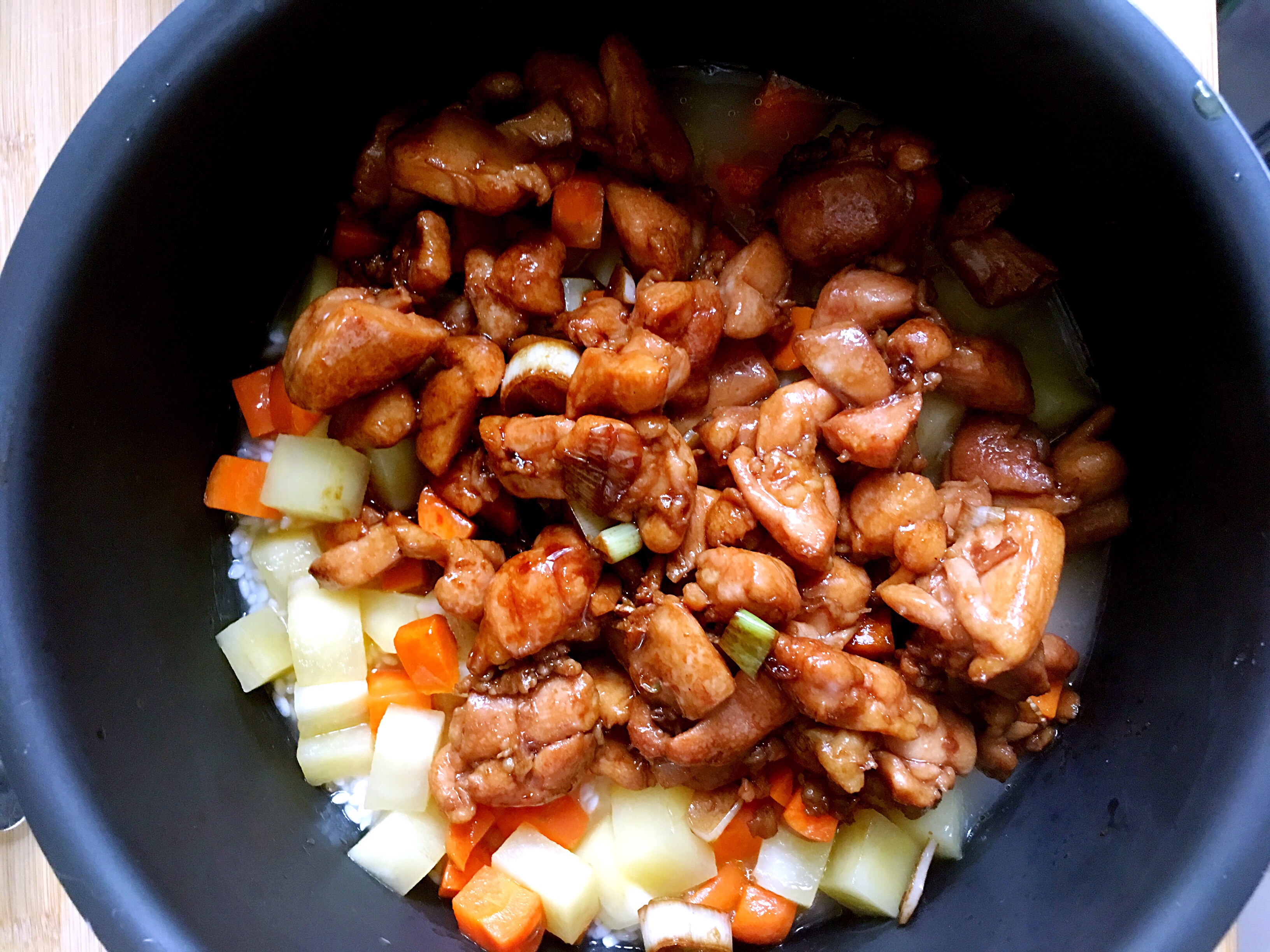 电饭锅版土豆焖鸡饭的做法 步骤5