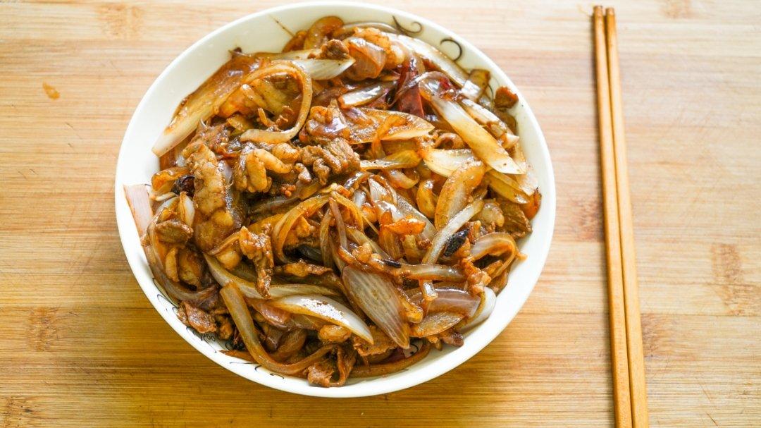 鲜香洋葱炒羊肉片（超简单 厨房小白也可以做的好吃 重在火候变化和发挥每一种食材的味道）
