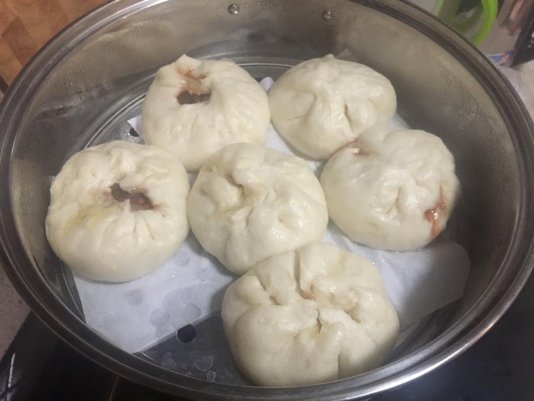 云朵般松软爆浆蜜汁叉烧包