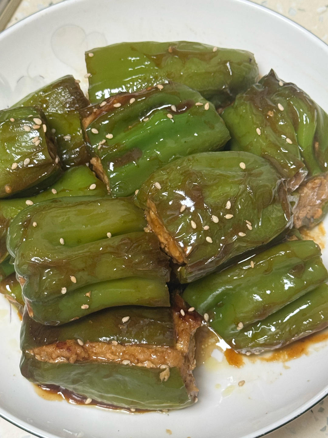 下饭菜“青椒酿肉”，香糯多汁鲜嫩下饭