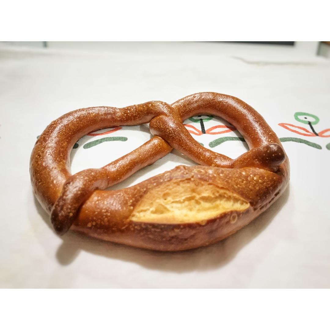 坐在一起吃好多顿早餐。