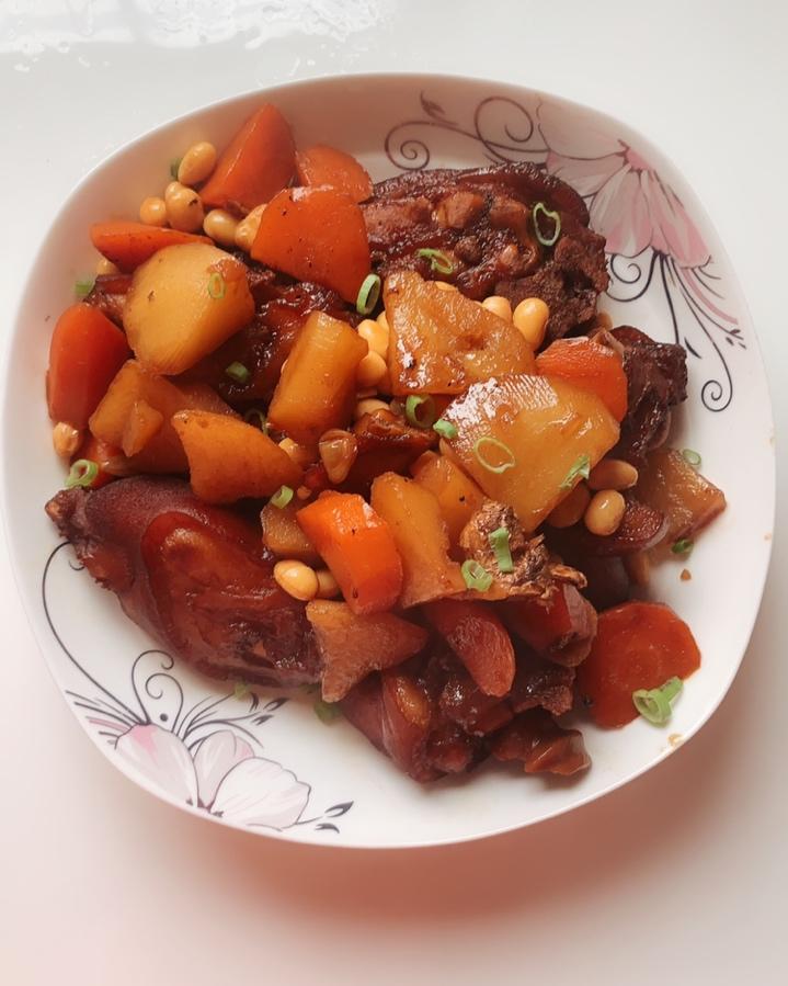 红烧猪蹄炖土豆