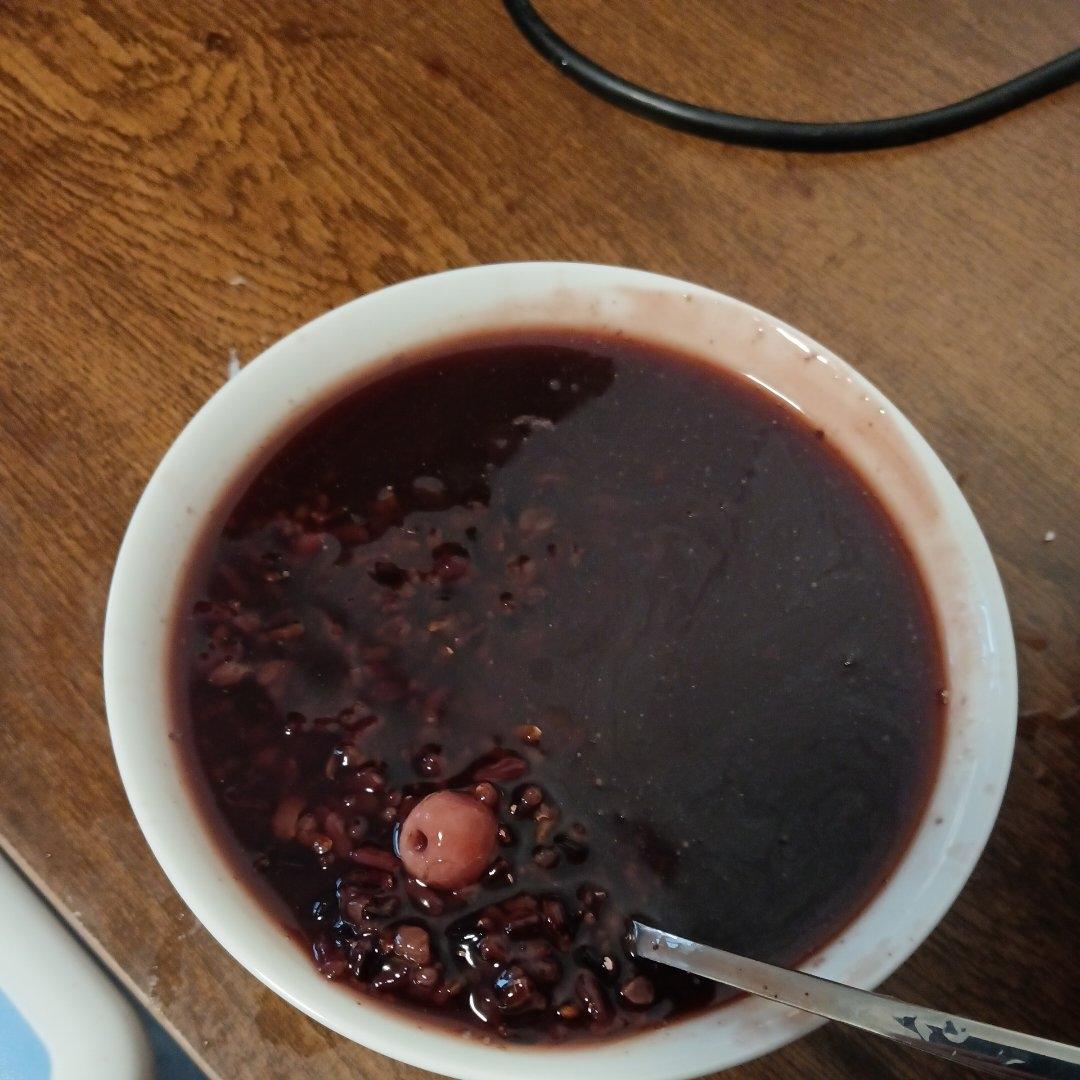 红枣莲子黑糯米粥的做法