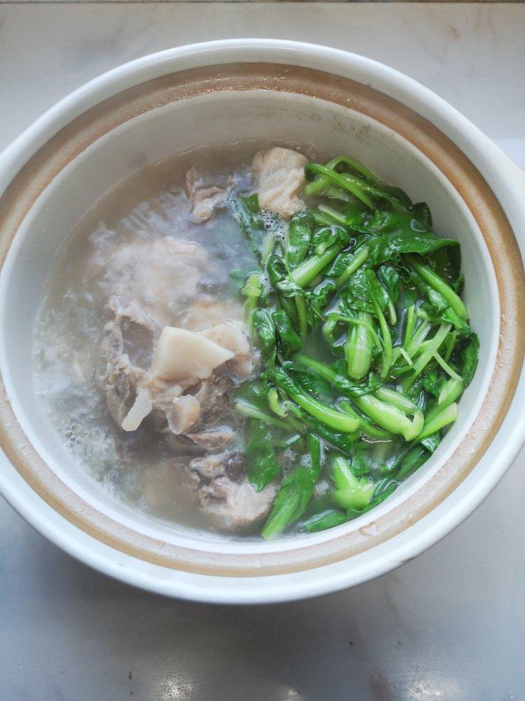 燕飞飞2做的筒子骨青菜汤