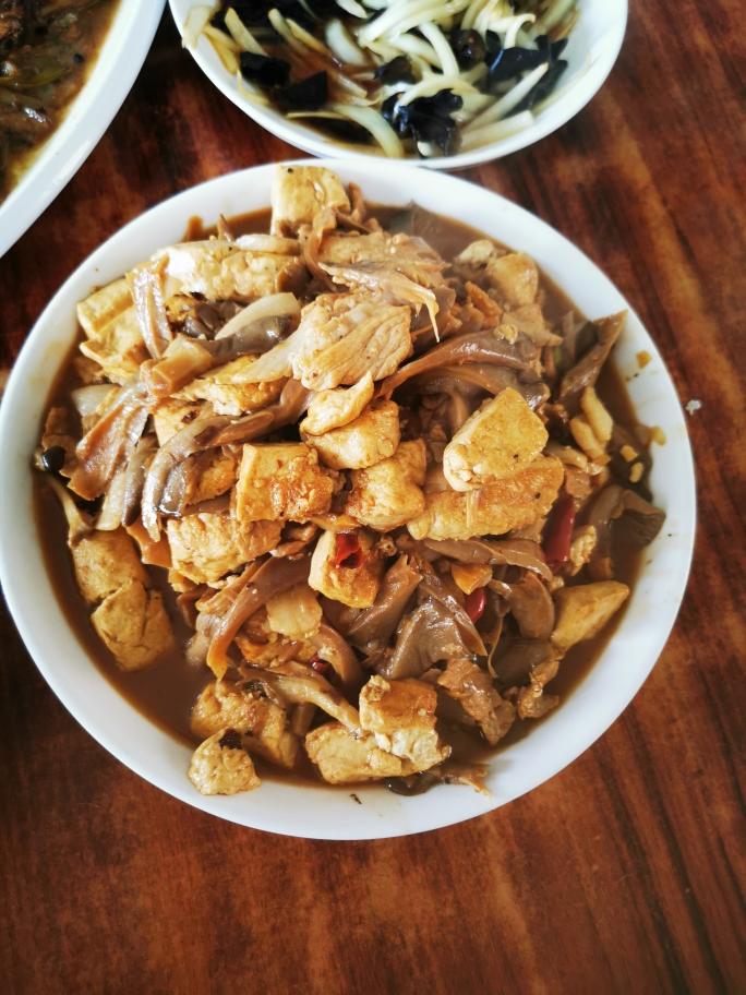 蘑菇五花肉炖豆腐