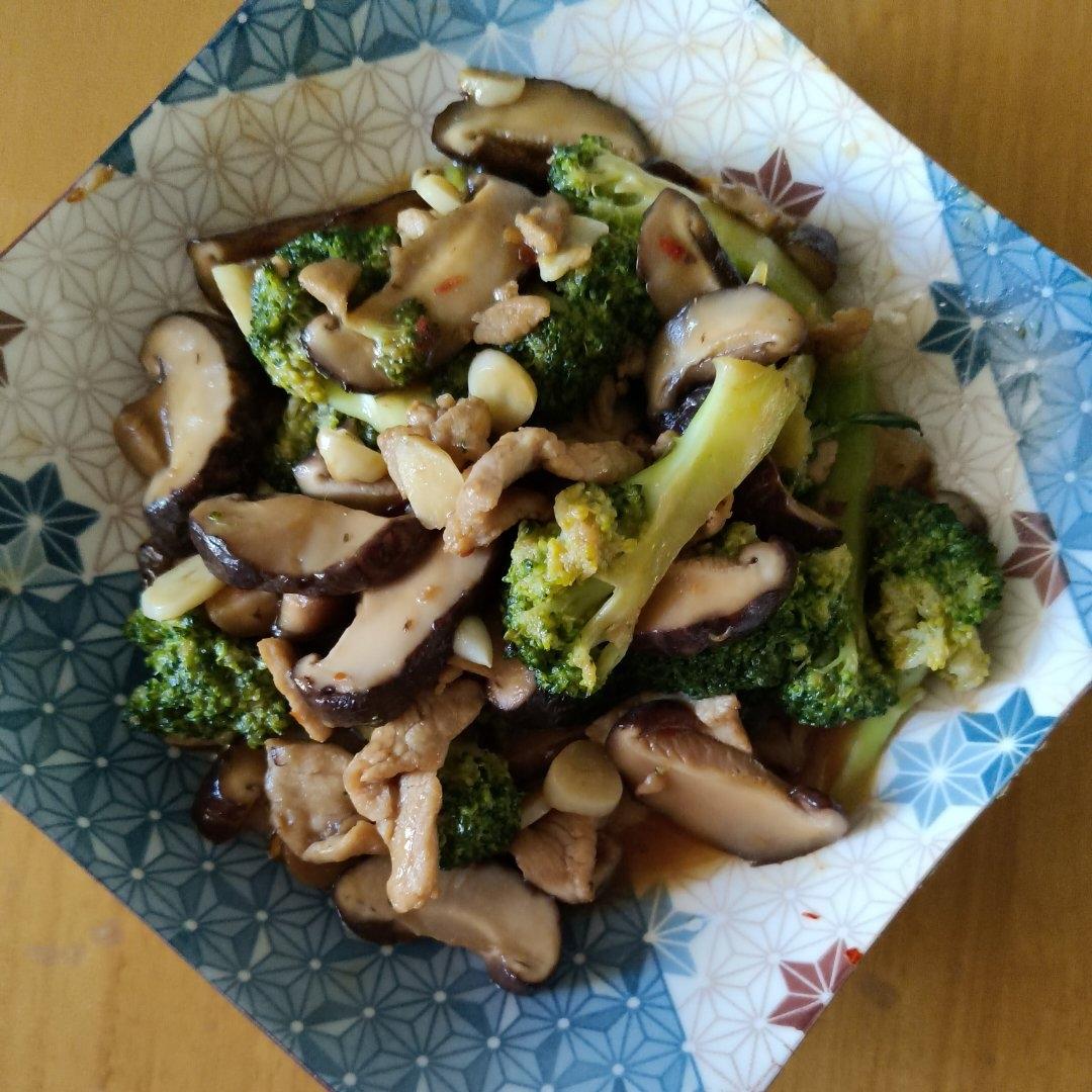西兰花香菇炒肉片