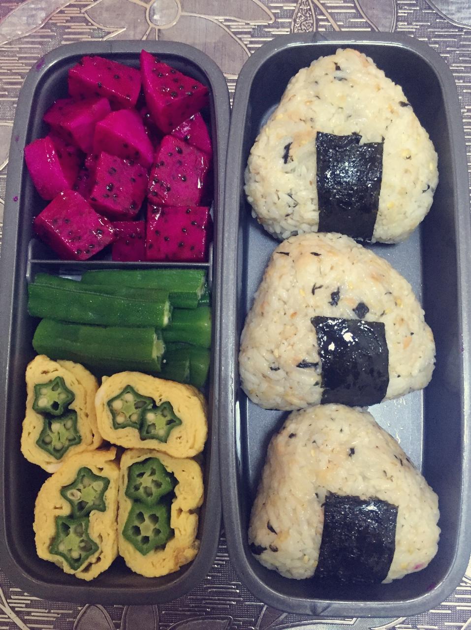 金枪鱼芝麻手捏饭团