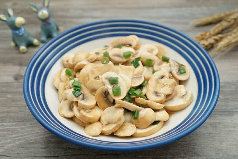 懒人快手菜——葱香炒白蘑菇的做法