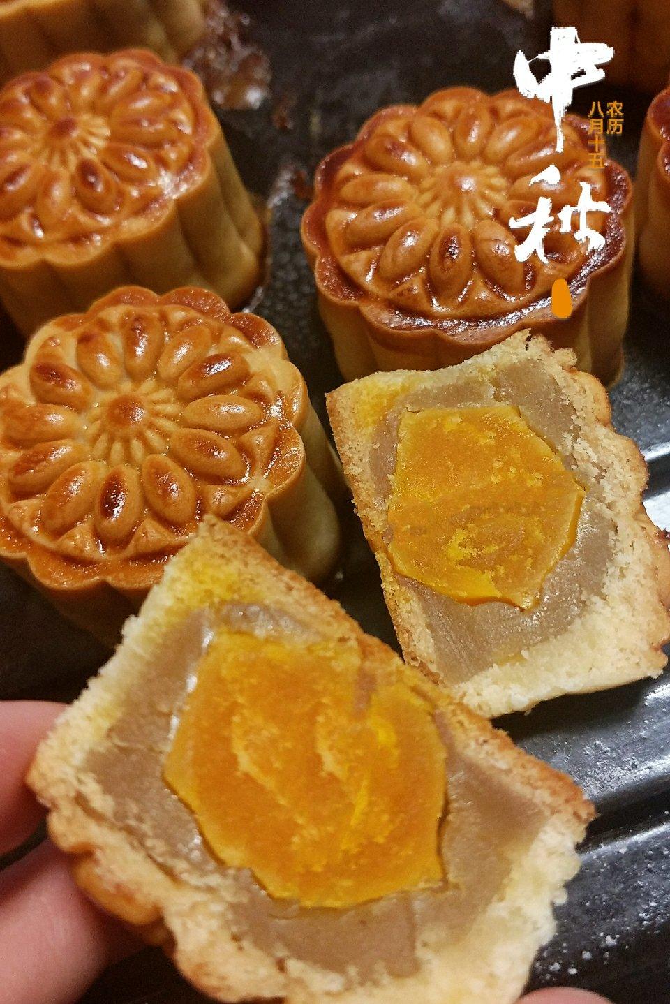 广式月饼—蛋黄莲蓉月饼