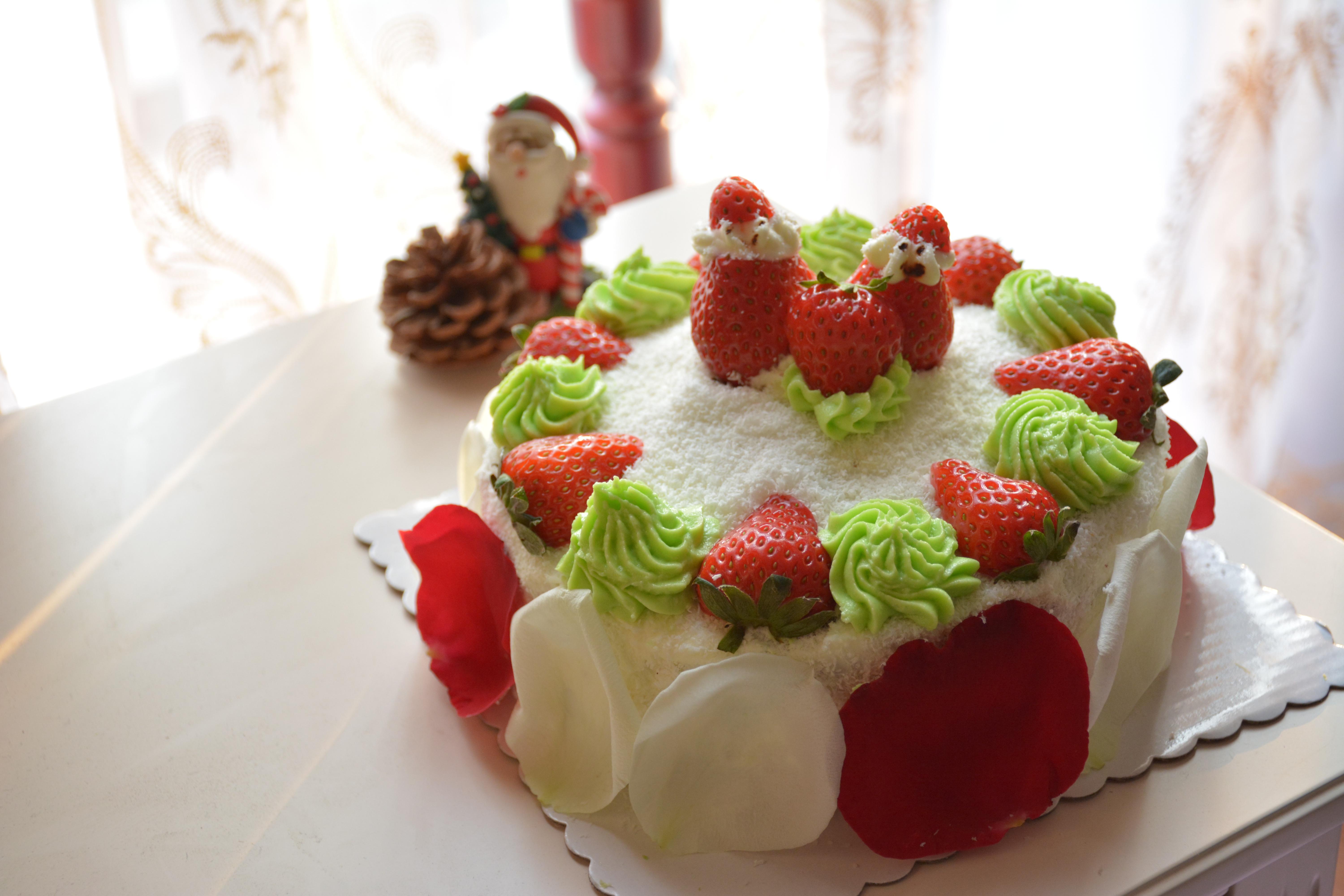 圣诞雪地草莓蛋糕