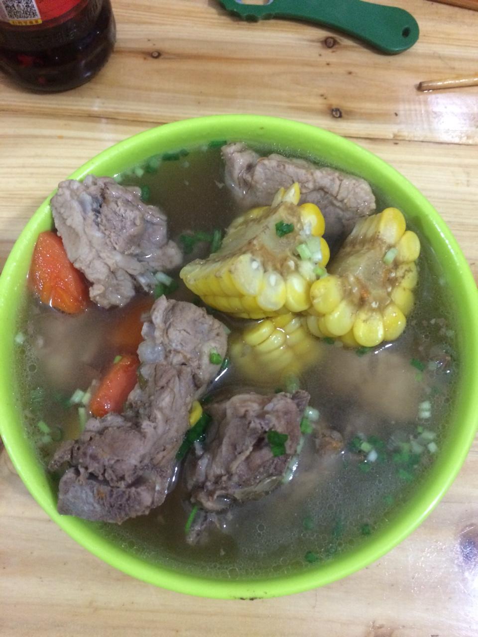胡萝卜玉米排骨汤