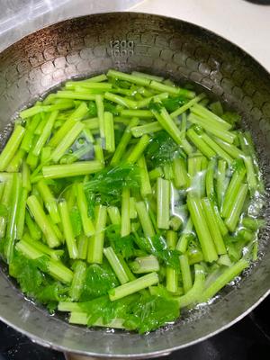 夏日凉拌菜|芹菜腐竹花生米的做法 步骤1