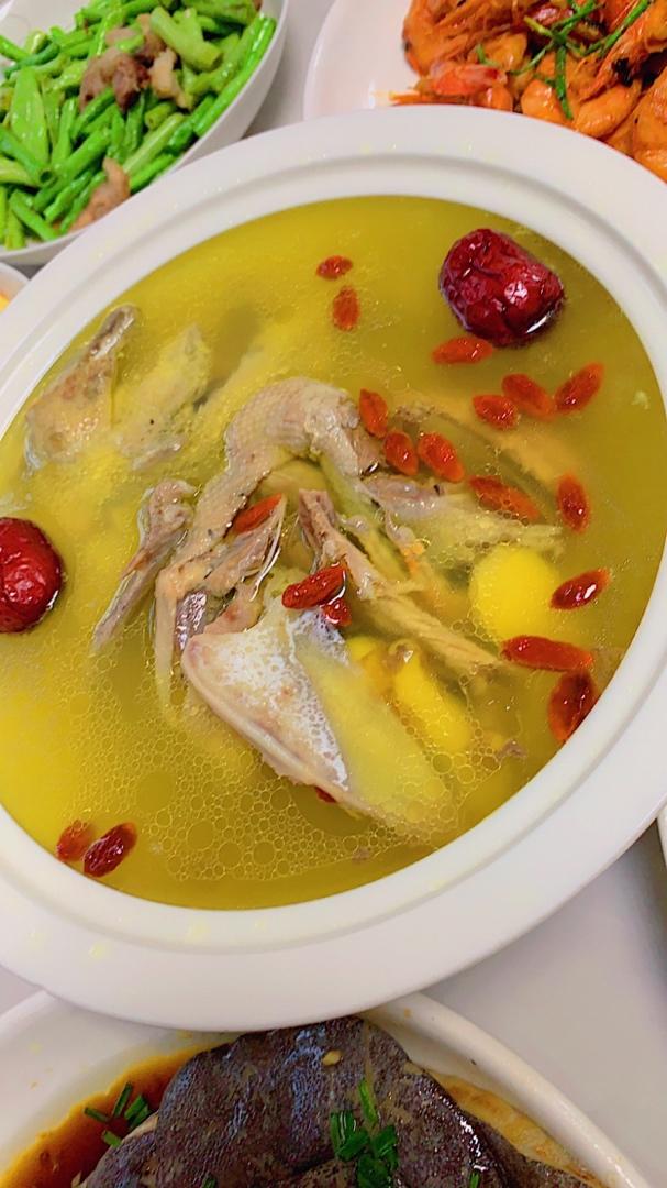 阮琼瑶做的红枣枸杞乳鸽汤