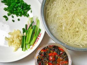 土豆菜谱7⃣️-韭菜花炒土豆丝（意想不到的美味）的做法 步骤1