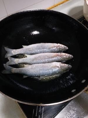 酱油水尖头鱼（鲻鱼）的做法 步骤3