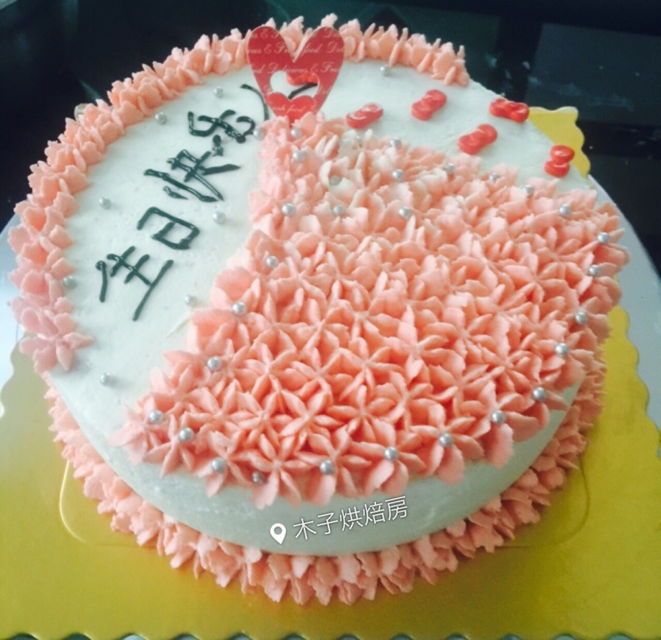 玫瑰花瓣生日蛋糕