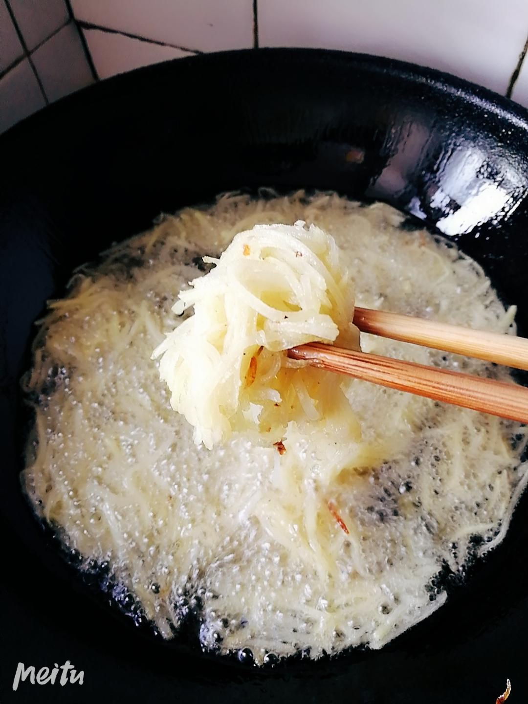 炸土豆丝拌洋葱香菜老虎菜