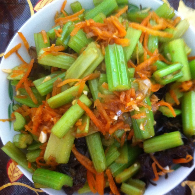 胡萝卜木耳炒芹菜