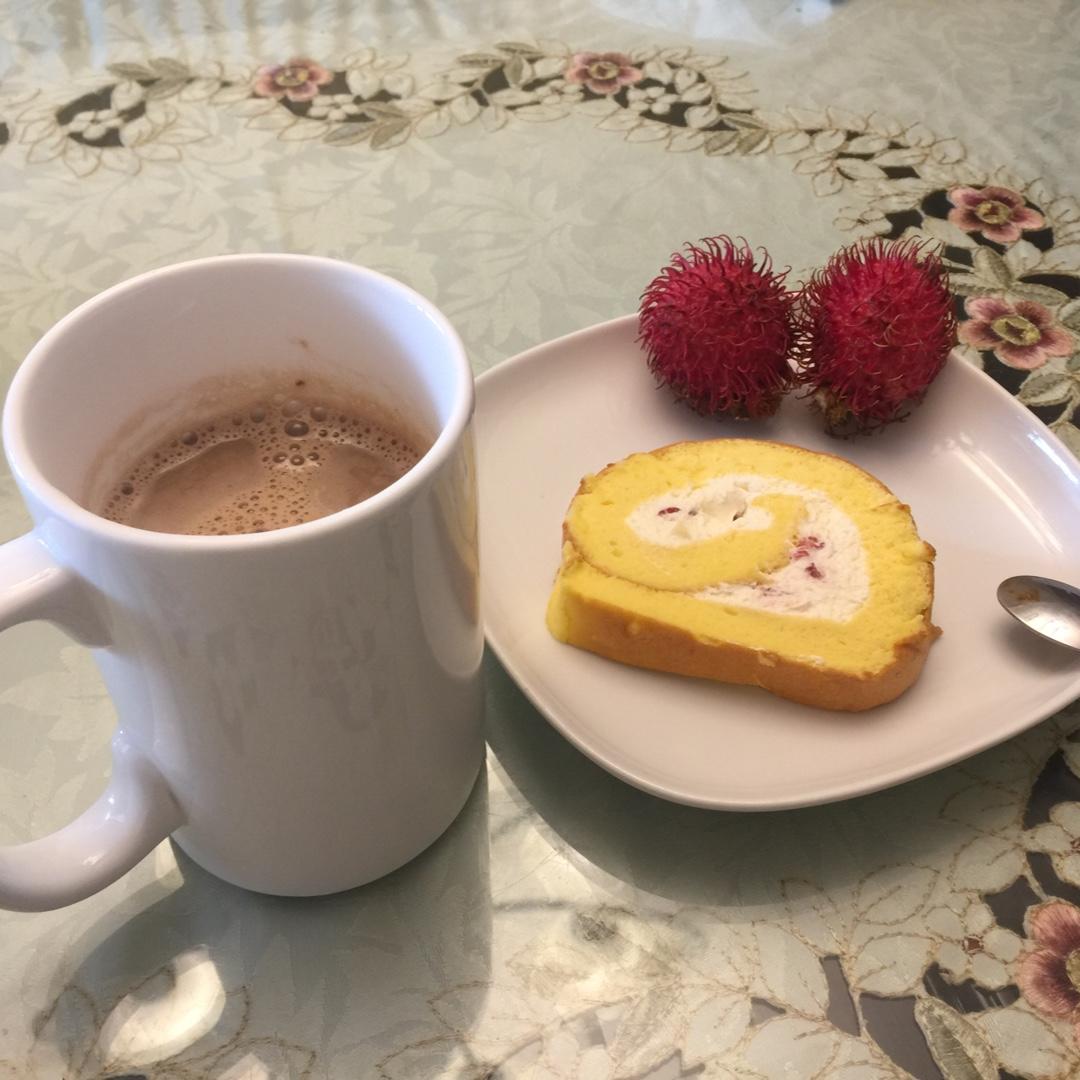 大量消耗淡奶油的草莓蛋糕卷