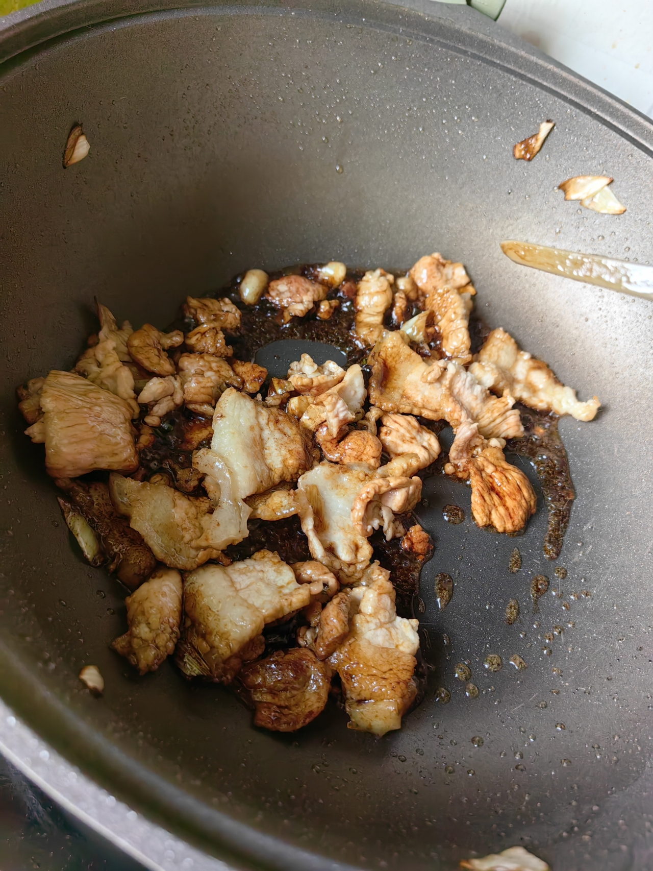 <腐竹炒肉>，欣小厨 😉的做法 步骤6