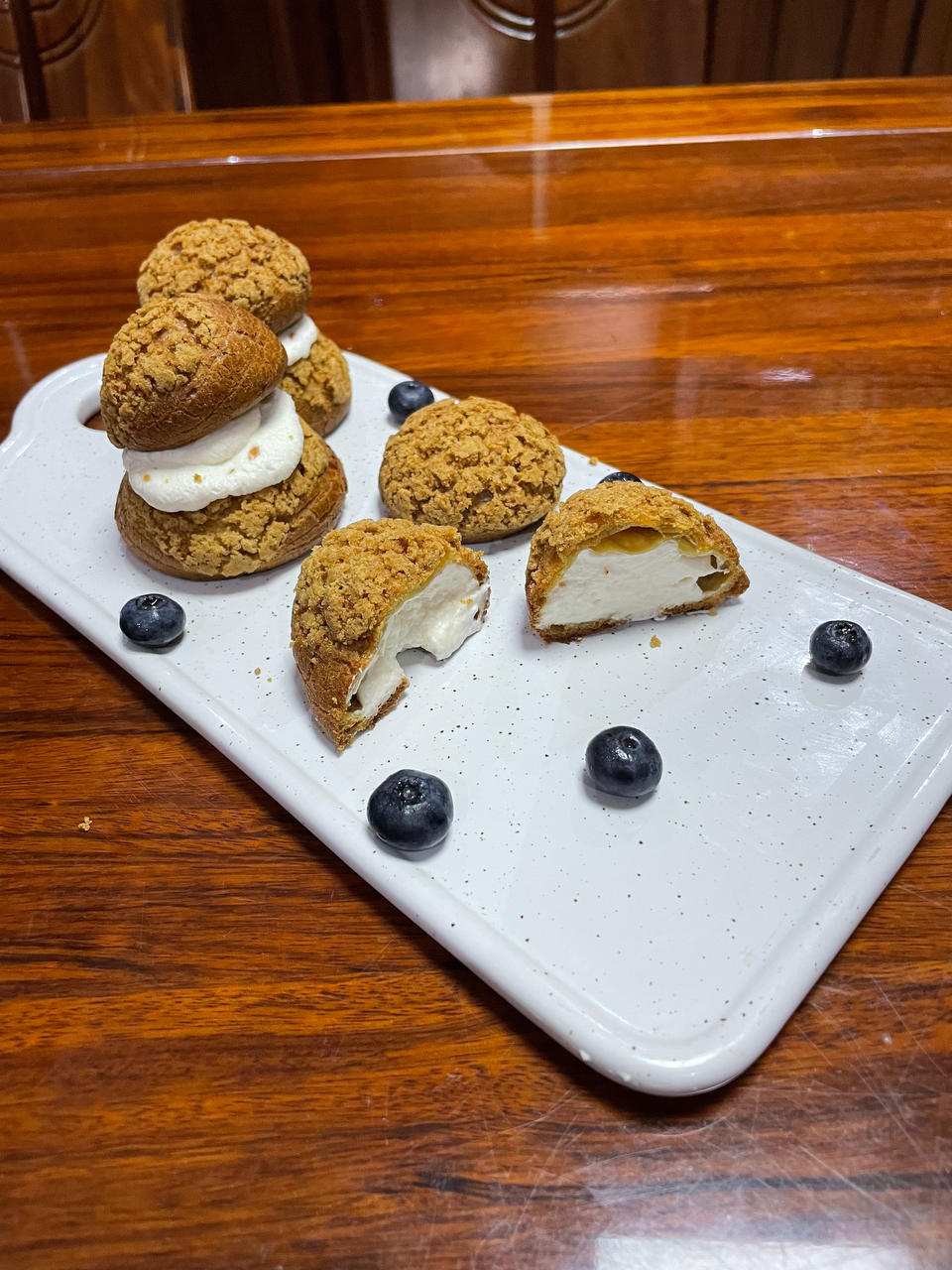 海盐焦糖奶油伴咖啡酥皮修女泡芙