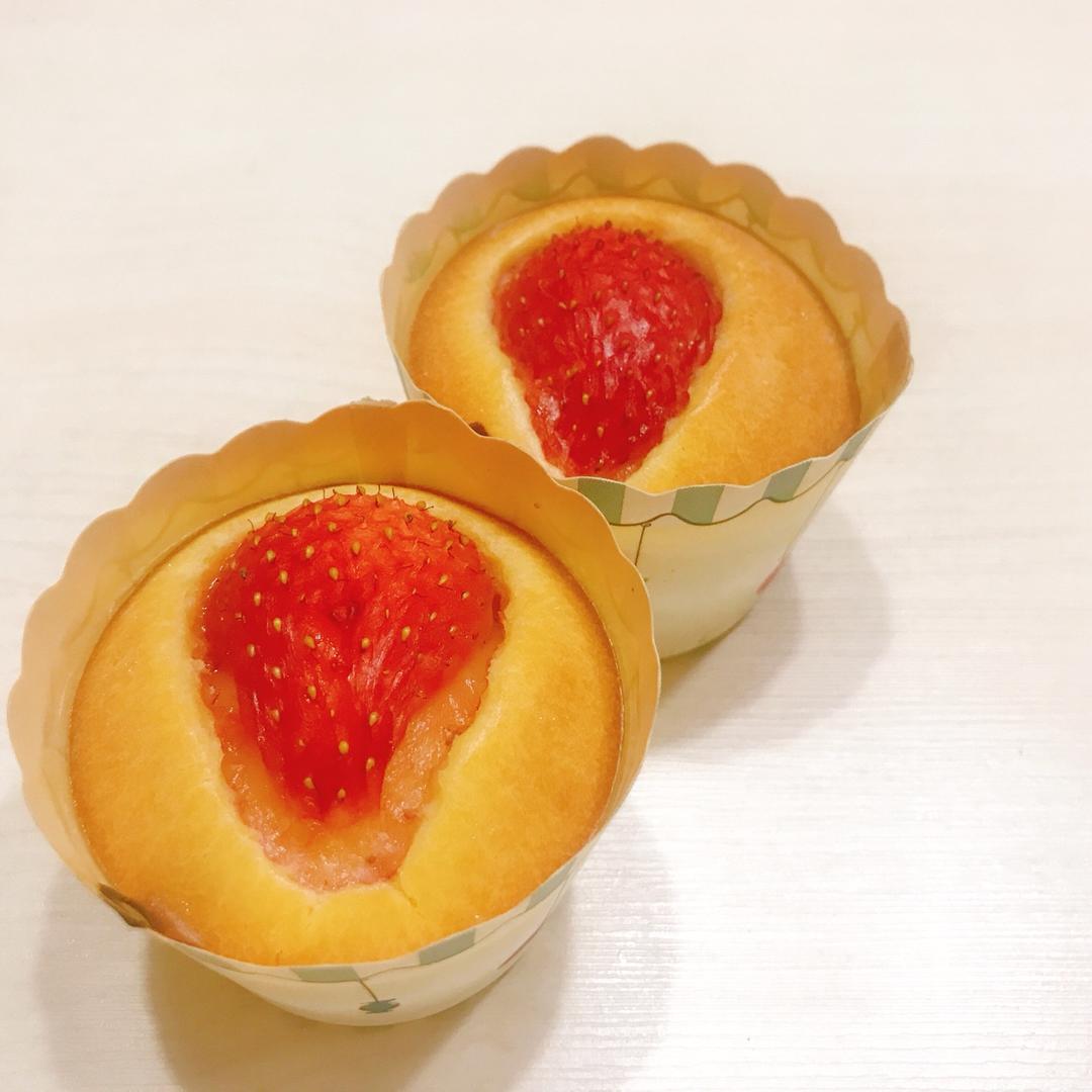 草莓爆浆纸杯蛋糕