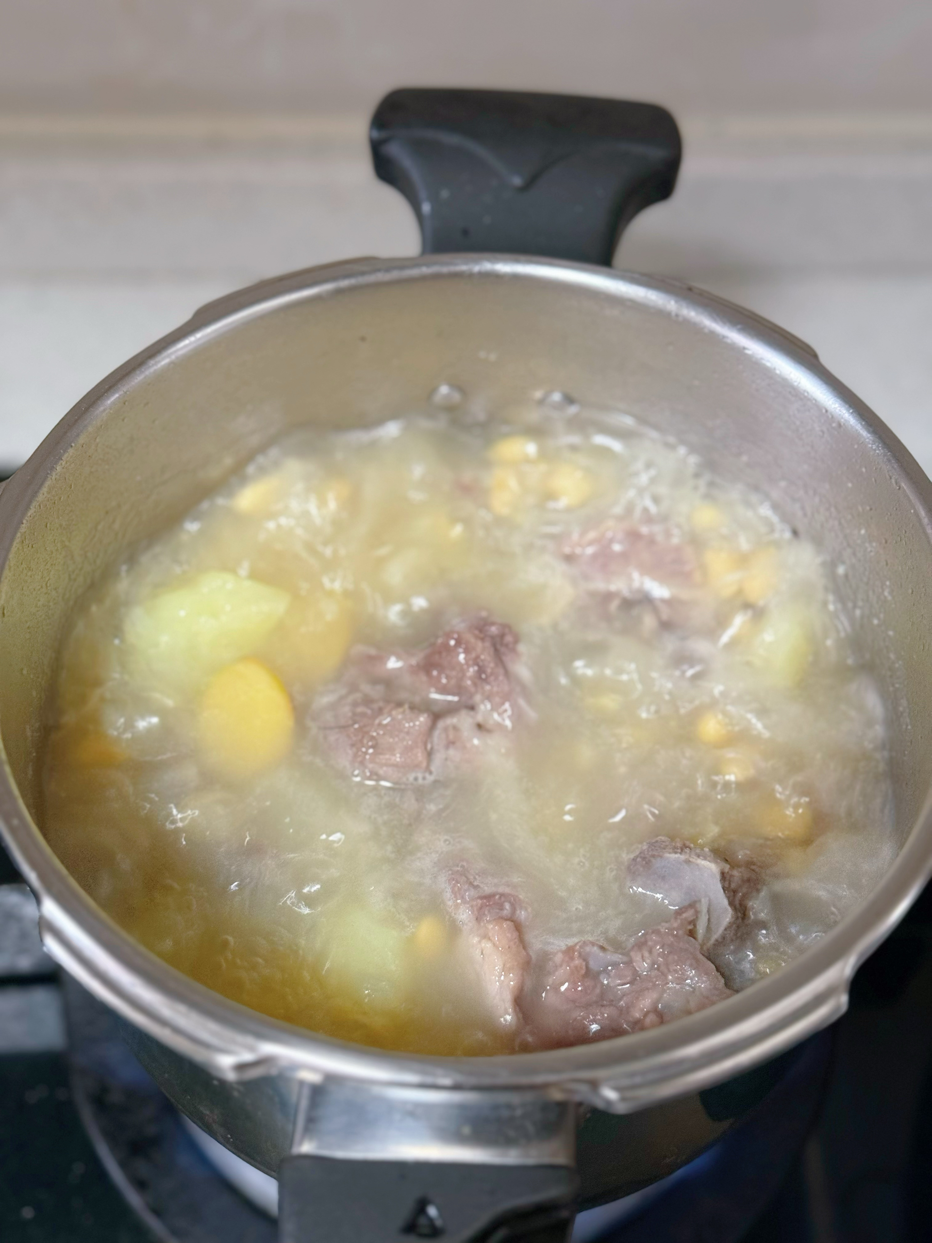 黄豆排骨焖土豆咸菜的做法