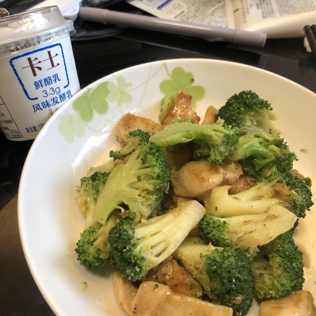 鸡胸肉炒西兰花